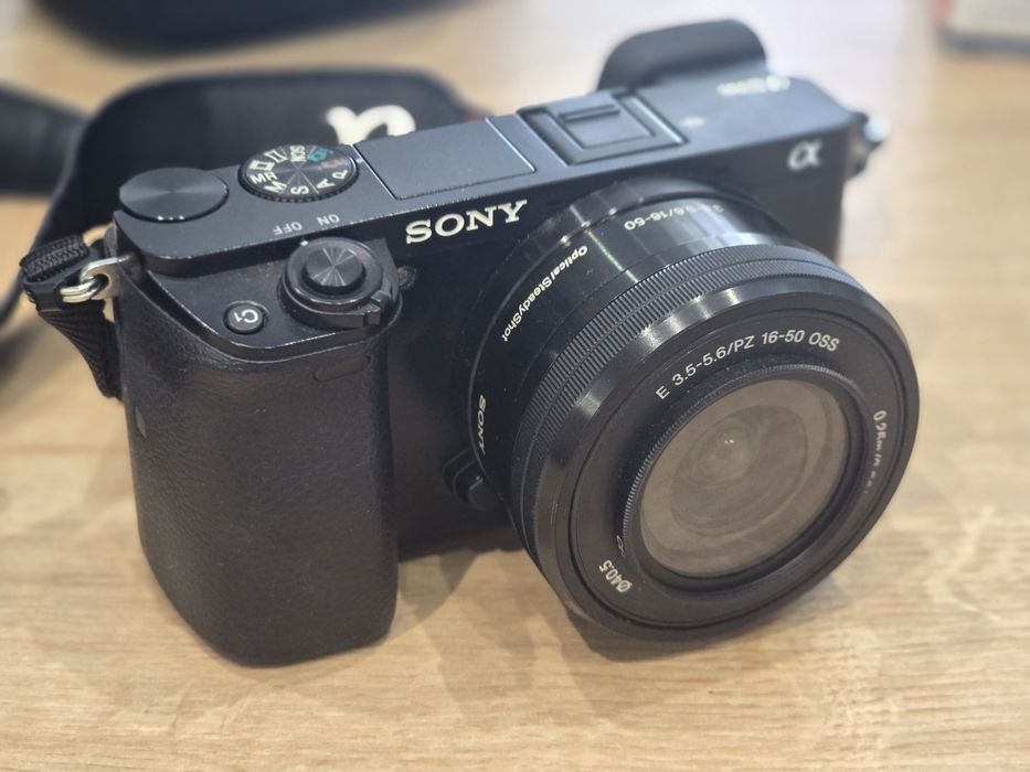 Sony α6000 (Alpha 6000) + Sony 16-50mm OSS – Отлично състояние, супер бърз автофокус