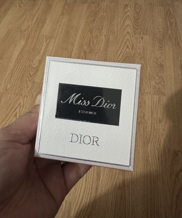 Apa de parfum Miss Dior Essence