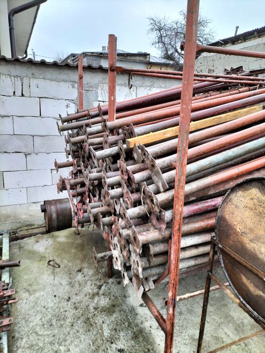 De închiriat popici metalici