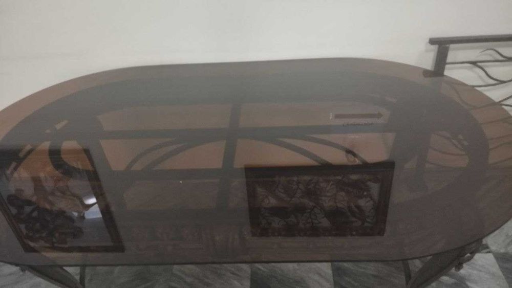 Кованый стол со стеклянной столешницей.