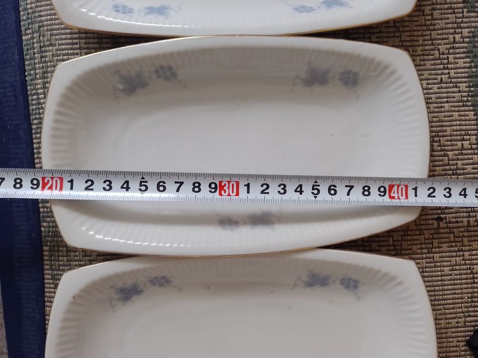 Пет порцеланови подноса.