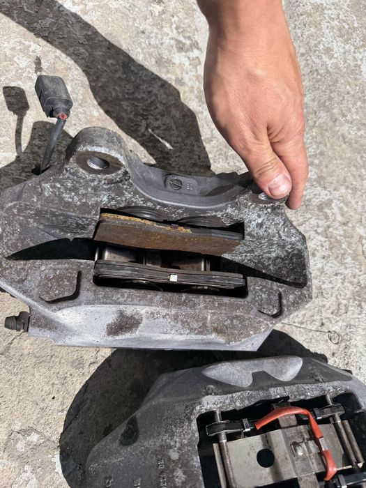 Предни спирачни апарати Brembo 17Z от VW Toureg