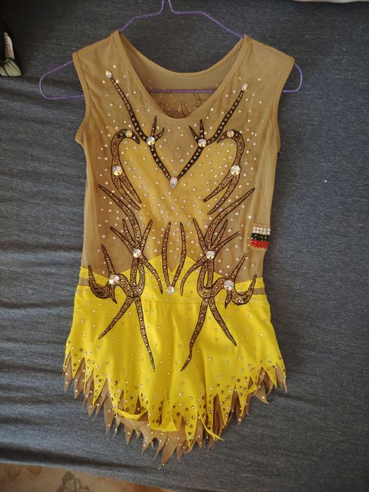 Продавам трика за художествена гимнастика + подарък уреди