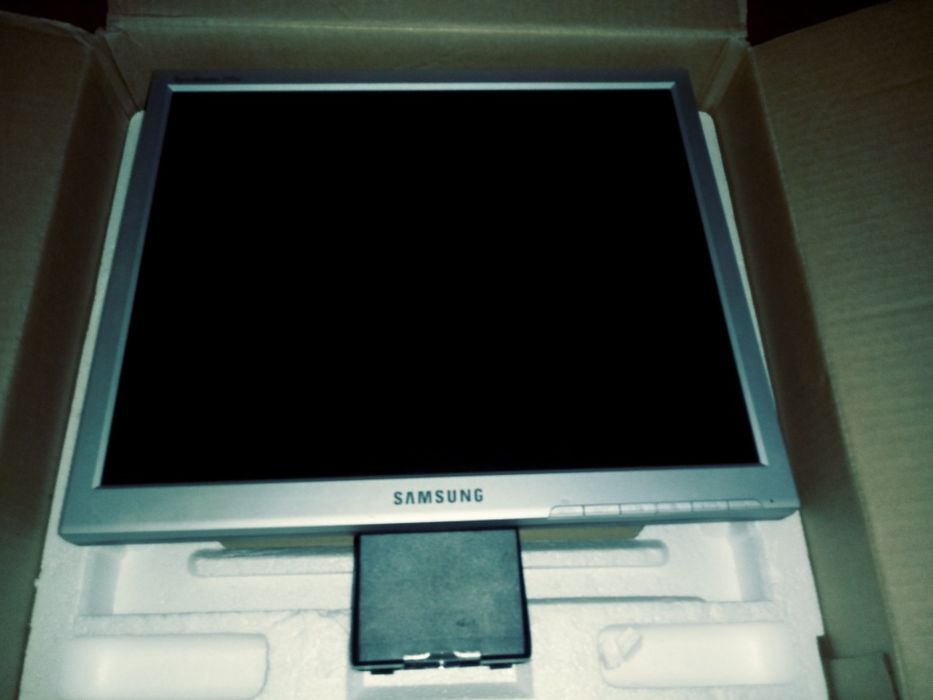 Монитор Samsung 17дьюйм почти новый