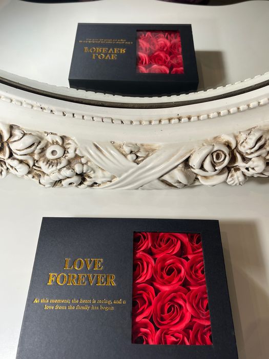 Подаръчна кутия със сапунени рози(червени, розови и лилави) + колие