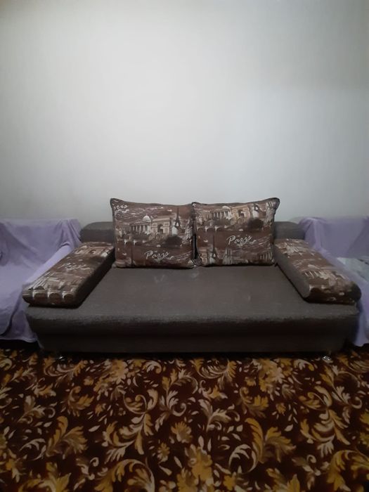 Диван и два кресла.