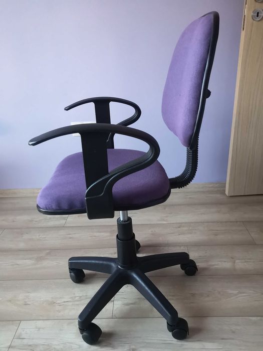 Лилав стол за офис