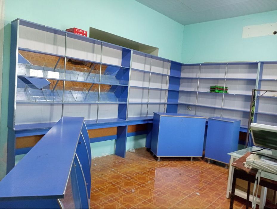 Prilavka sotiladi “Narxi kelishiladi”  boyi 2.15 m oraligʻi 2 m