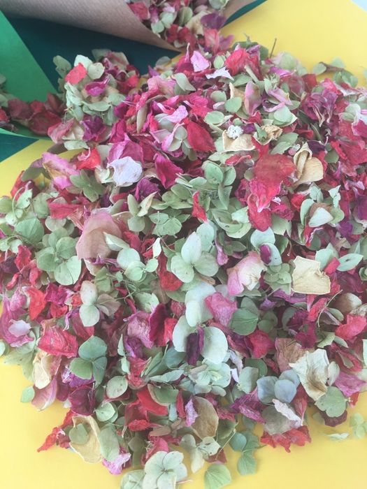 Vand confeti biodegradabile din petale flori pentru nunti, evenimente