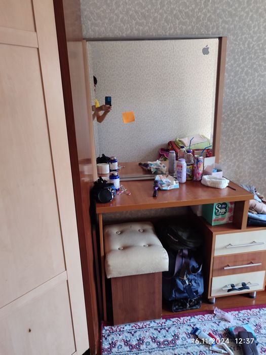 Шкаф и зеркало тумба