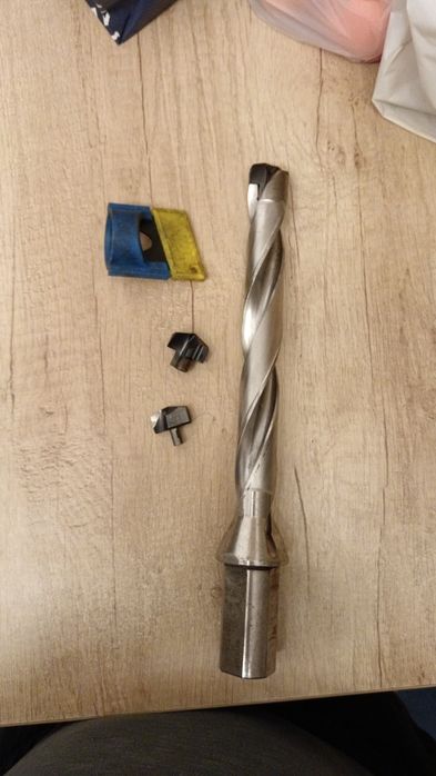 Burghiu strung , freza 24 cu cap interschimbabil .