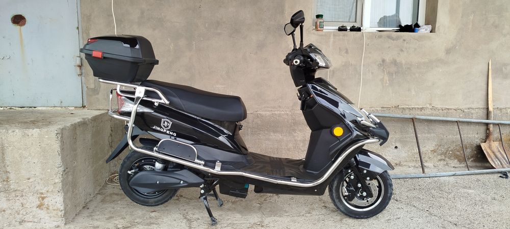 Срочно продам электроскутер. Недорого. Почти новый. Пробег 120км