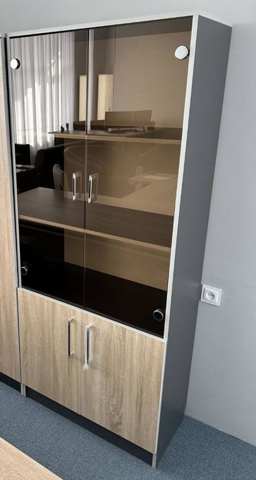 Стол для офиссе и шкаф