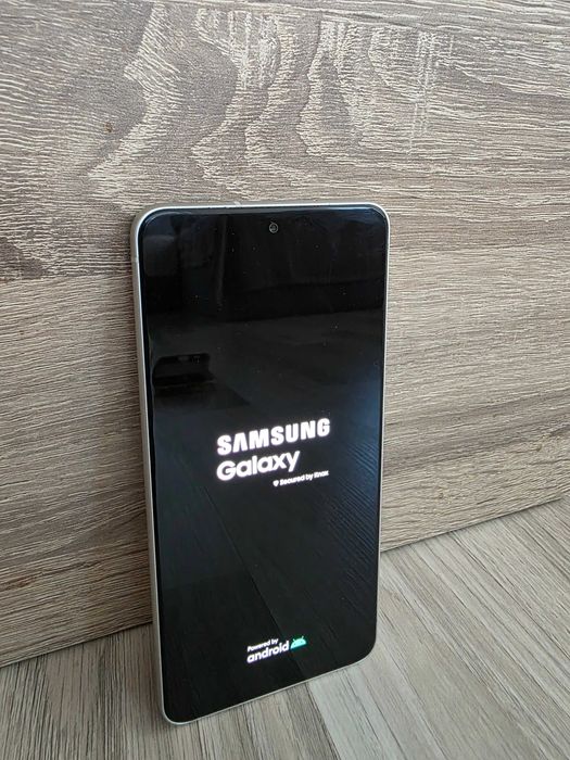 Samsung Galaxy S21 FE • Бял • Много запазен • С 2 кейса