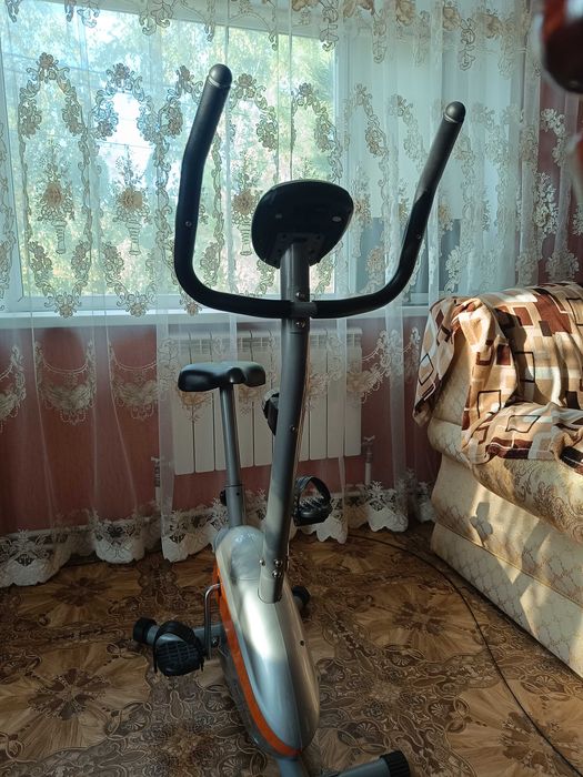 Компактный велотренажер