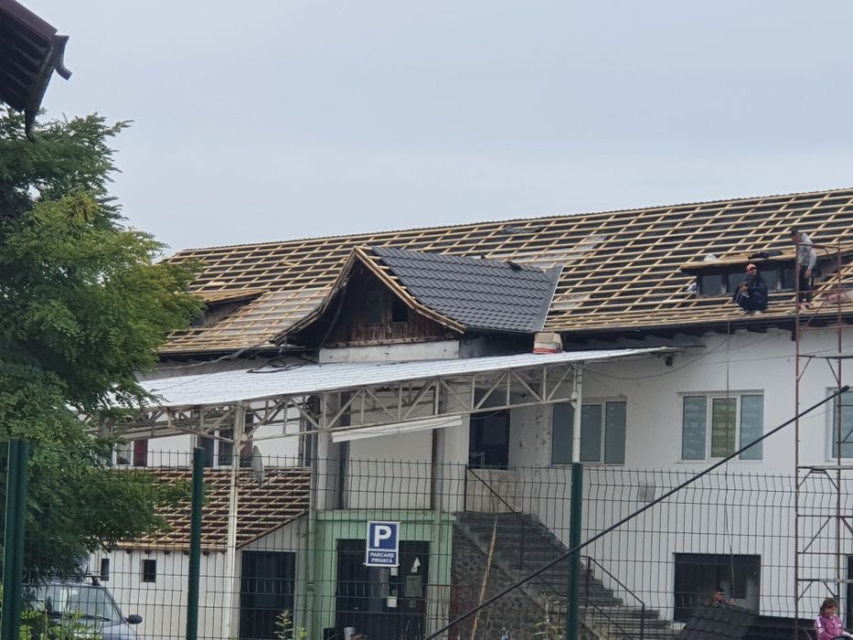 Executam  acoperisuri la cerere