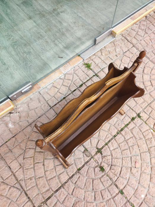 Елегантна стойка за вестници, книги и списания. Естествено дърво.