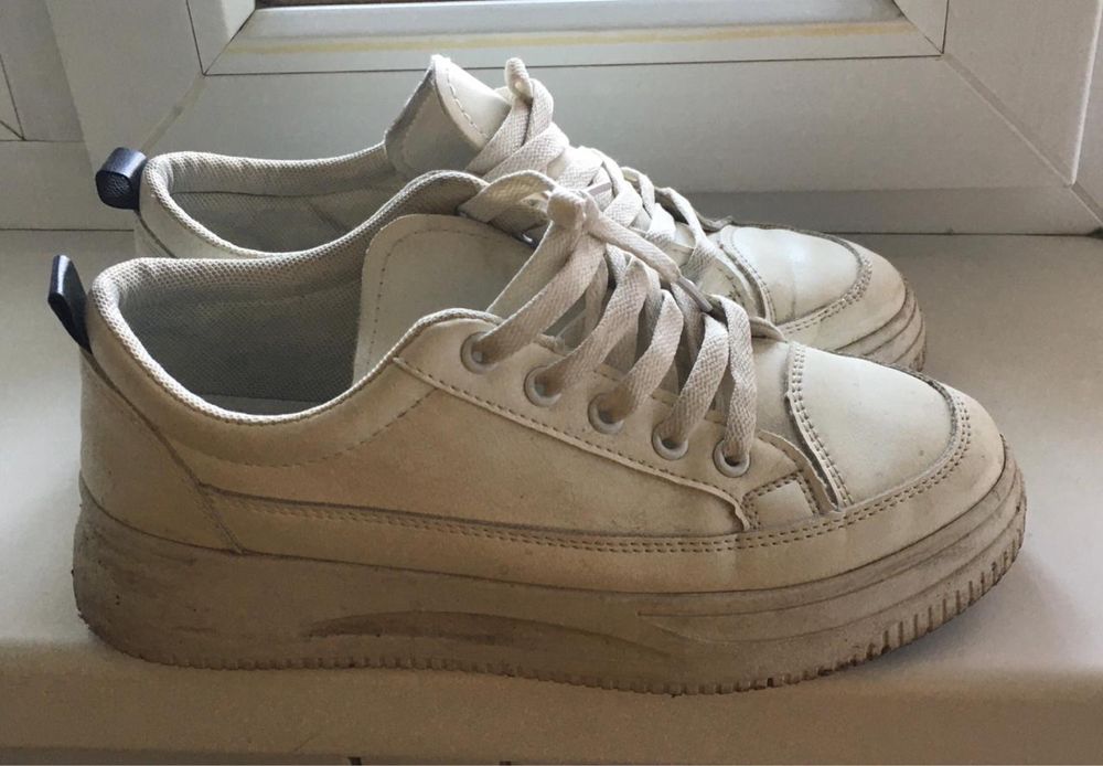 Продаю кроссовки б/у белый за 5000