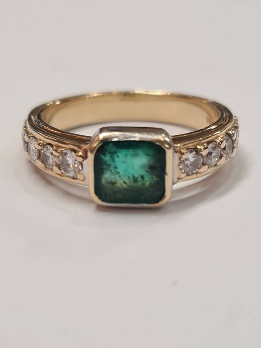 Inel din aur galben 18k, cu diamante naturale si smarald natural,