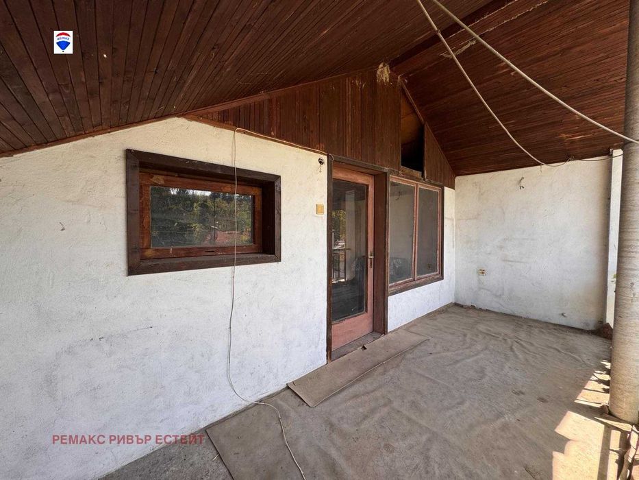 Къща на два етажа за продажба в с. Божичен