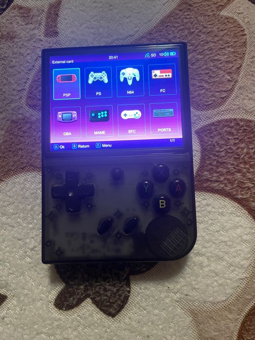 ANBERNIC RG35XX Plus  * USB-C кабел * Протектор * Кутия (ако я имаш)  Състояние:  * Работи перфектно * Без проблеми * Идеална за ретро игри и колекция