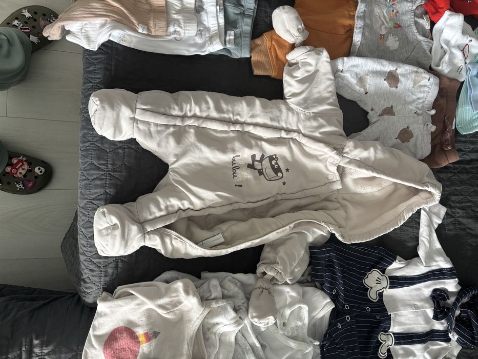 Pret modic! Lot haine bebe 0-3 luni complet + combinezon gros + accesorii