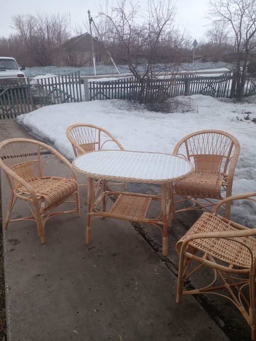 Кресло-качалку плетеное