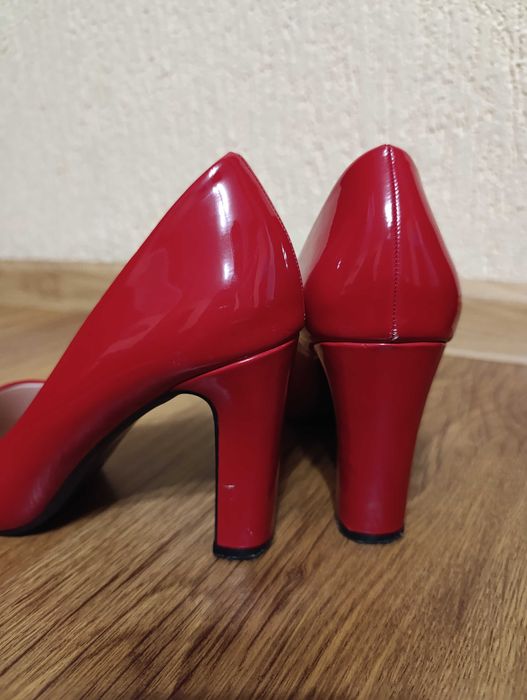 Лачени червени обувки