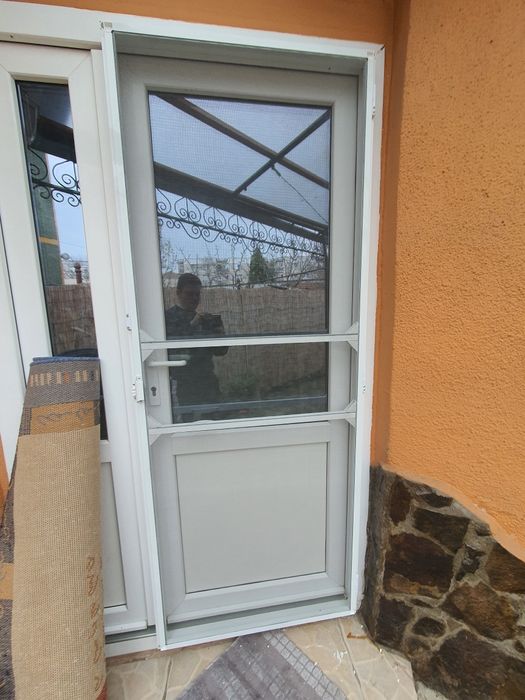 Plase de țânțari și rolete exterioare din PVC și aluminiu