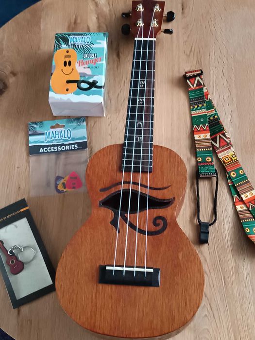 Концертно укулеле Mahalo с пълен набор от аксесоари