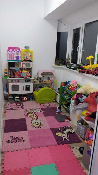 Vând apartament cu 3 camere în zona centrală.