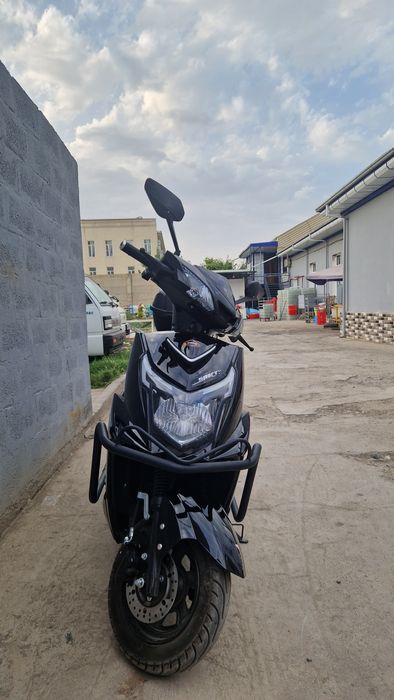 Skuter largo Tesla model