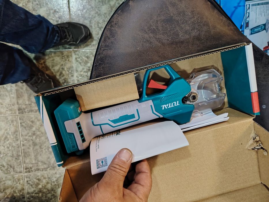 Акумулаторна безчеткова градинска ножица TOTAL INDUSTRIAL, 20V, без ба