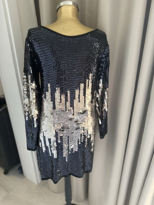 Елегантна дамска рокля с V-образен гръб М/Л