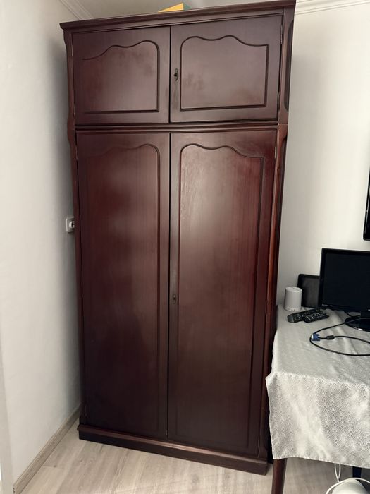 Mobilă living lemn masiv + masă extensibilă + 6 scaune – stare foarte bună