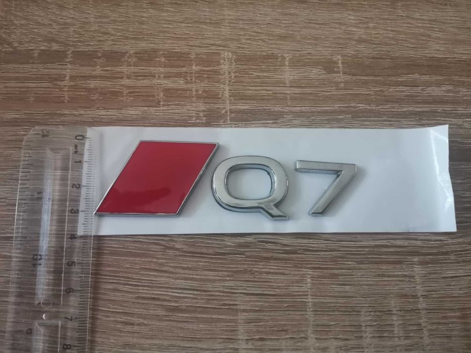 сребриста емблема Audi Q7 нов стил