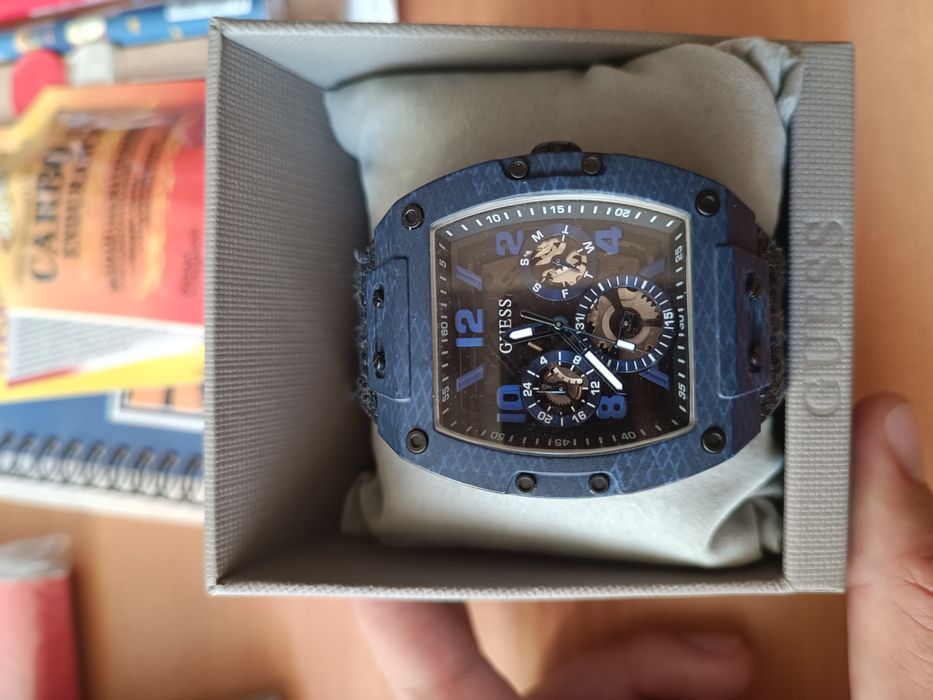Часовник Guess водоустойчив