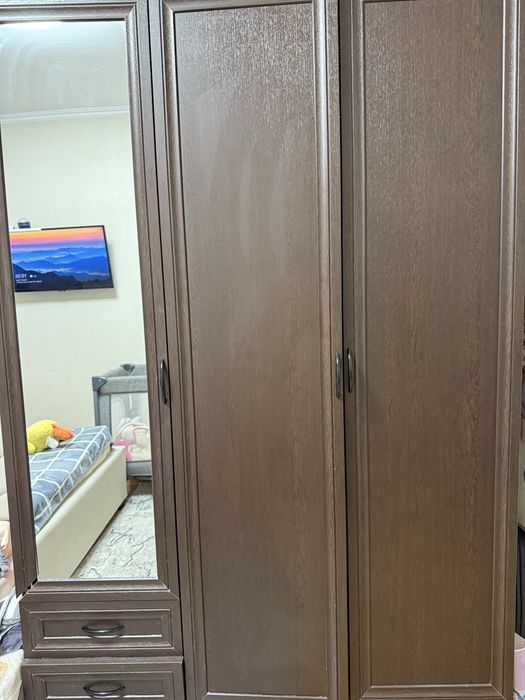 Шкаф б/у большой вместительный шифоньер