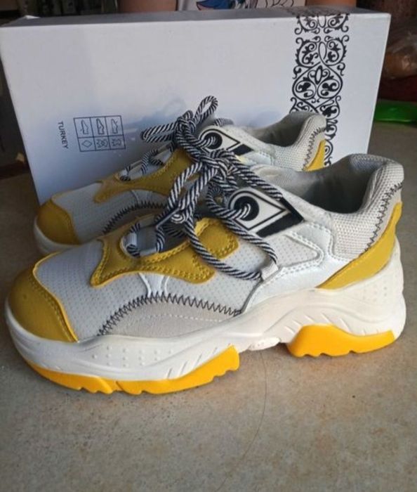 Кроссовки женские