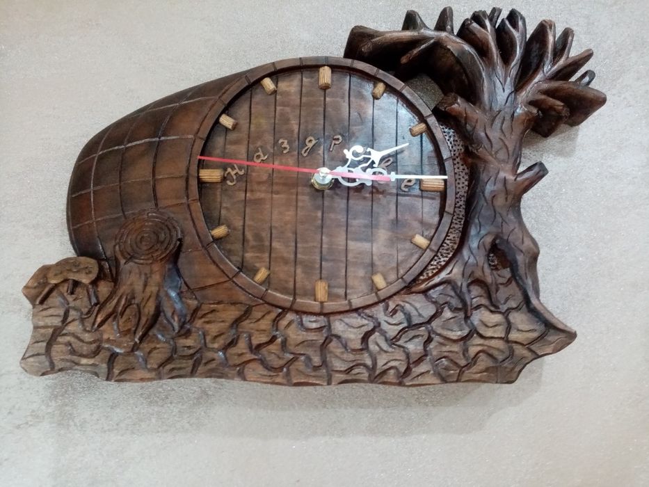 Часовник дърворезба
