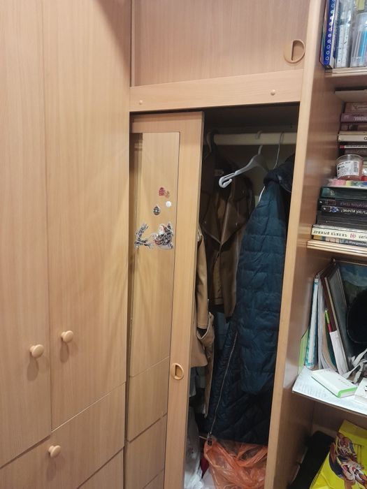 Продам  угловой  шкаф