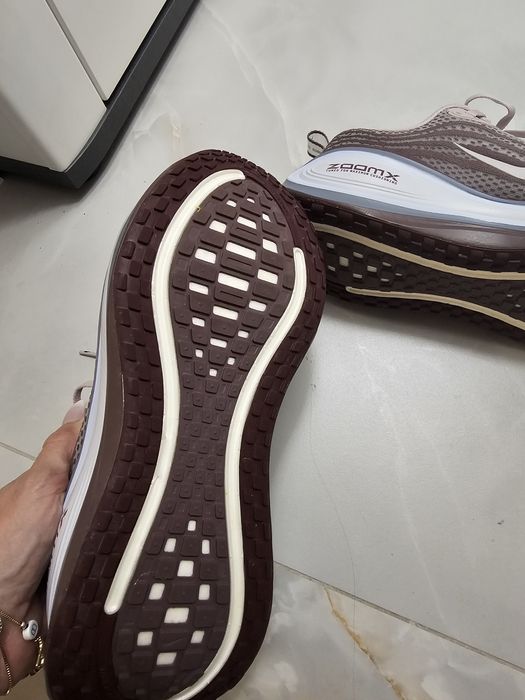 Nike Vomero Plus - Tattoo/Particle Rose/Hydrogen Blue
(NRF61529
Nike V