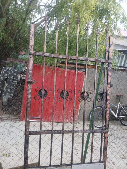 Vând porti fier forjat