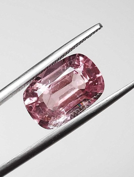 Стилен шпинел в изискан Падпараджа цвят 3.68кт.! Нов!