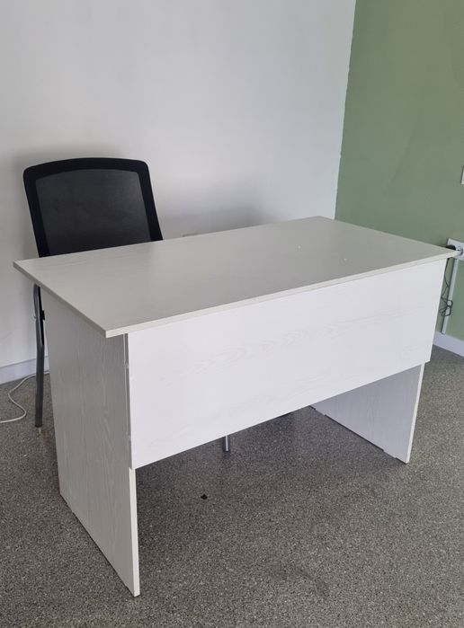 Офисная мебель комплектом (столы, кресла, стулья)