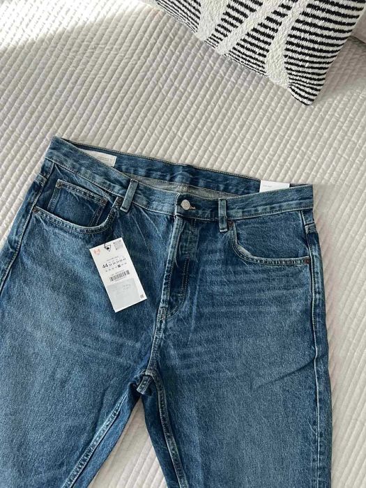 Вталени скъсени дънки от Zara