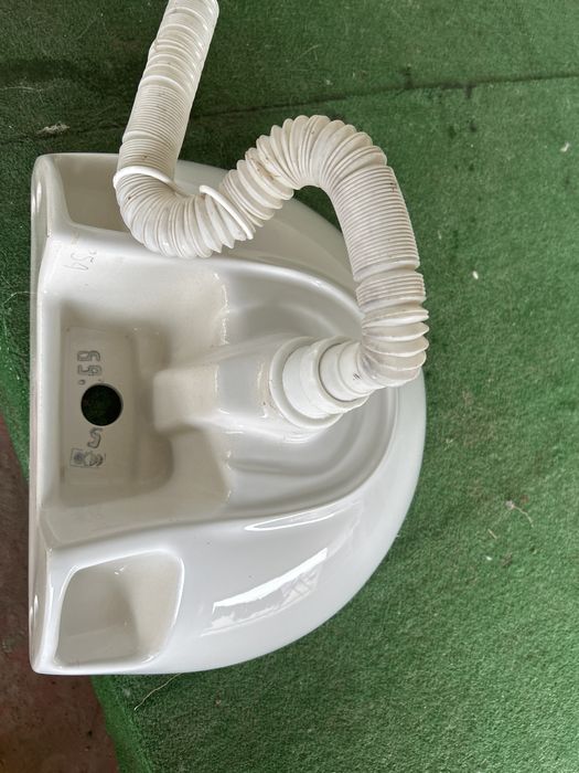 Раквина для ванны очень в хорошем состояниие.   Можно поставит