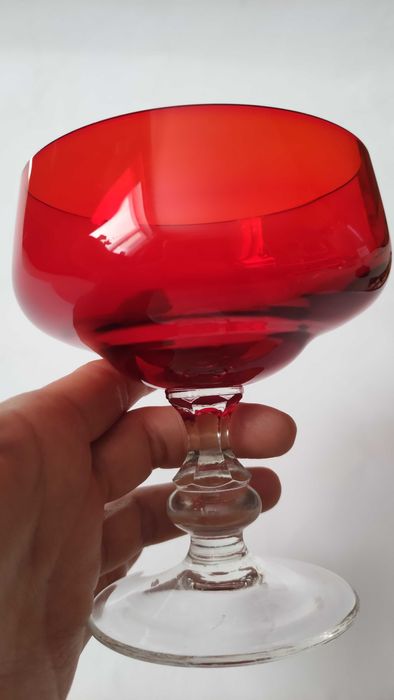 Две масивни чаши от рубинен кристал