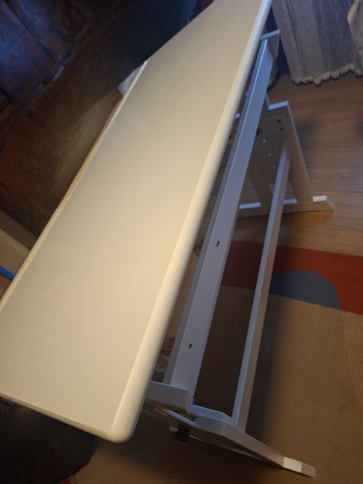 Set birou reglabil + bibliotecă albă – ideale pentru cameră copil