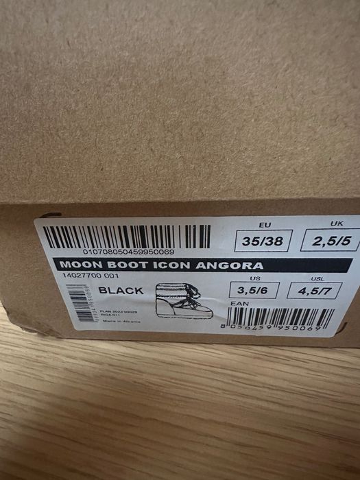 Moon boots     .
